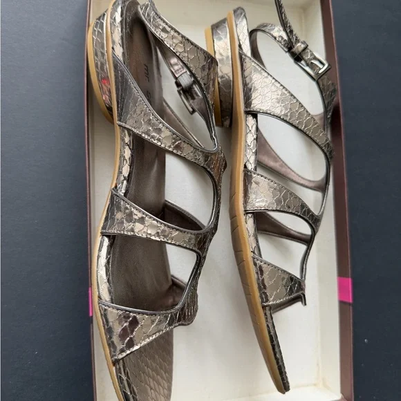 Chic Snakeskin Patterned Sandals - Picture 3 of 4